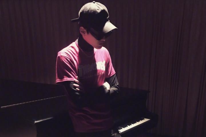 吴亦凡《B.M.》MV上线，不同年代的视觉体验