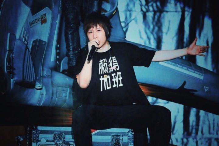 感谢你一直陪伴于左右，阿信生日快乐