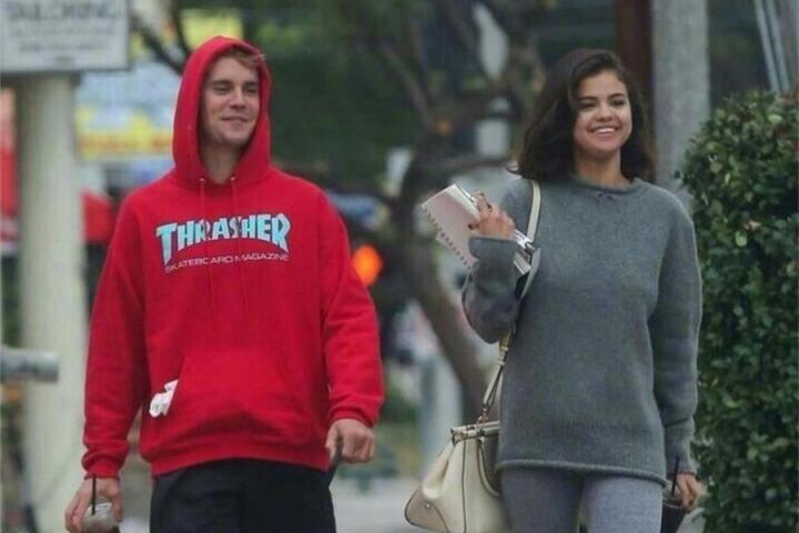 比伯被狗仔追问是否有意求婚赛琳娜，脸红笑而不答