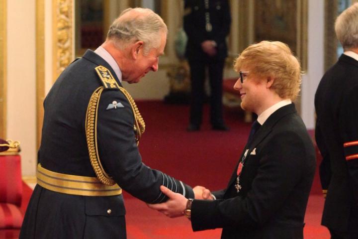 黄老板获查理斯王储亲颁骑士勋章，更将出席王子婚礼表演