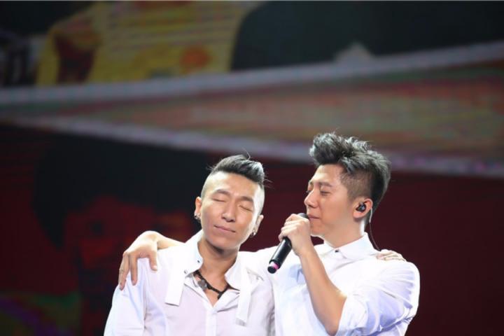 “痛并快乐快乐着，恨恨且爱且狂，羽泉演绎《痛并快乐着》