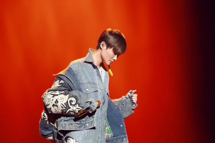 李宇春携新专辑登陆《乐见大牌》，完美示范春式摸头杀