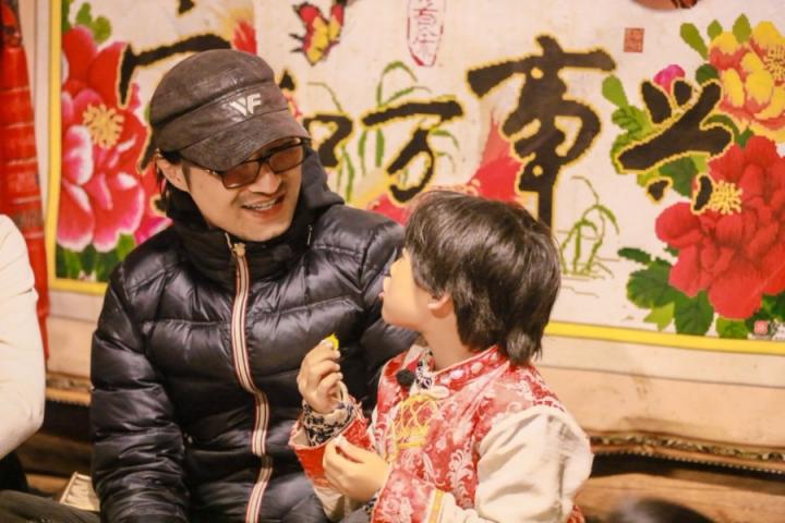 你的老师汪五岁上线了！汪峰为学生庆生承诺送钢琴