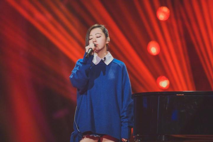 张靓颖新单《红蔷薇》，诠释时代革命女英雄的成长轨迹