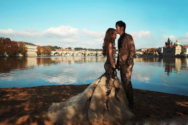 周杰伦ins更新自拍，配文自称年轻人