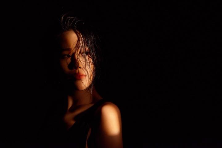 再度为爱献声，袁娅维《说散就散》MV洒脱上线