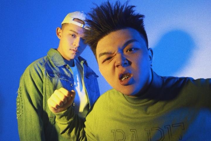 沙漠兄弟为电影唱作主题曲《说散就散》，“回忆杀”冲击观众泪腺