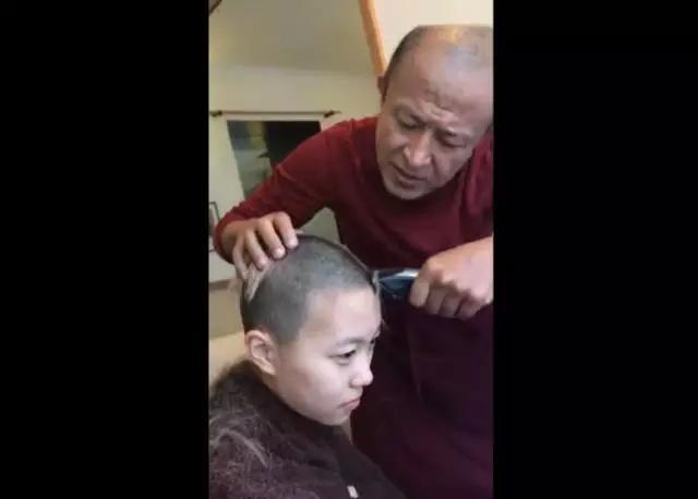 窦靖童削发为尼，还与周迅合影留念？不，她只是随便剃个头而已！