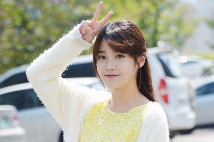 IU获《孝利家民宿》“早餐赏”，奖杯题词心意满满