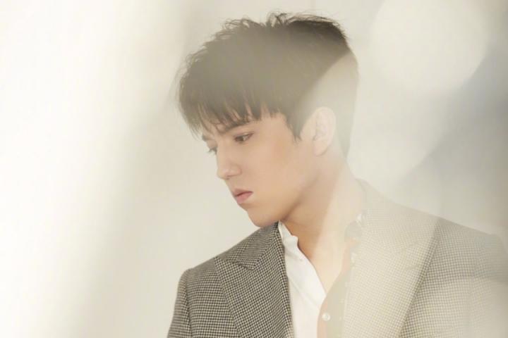 迪玛希新单《困在爱里面》上线，用心感受耳边的深情之言