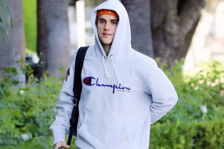 佛系歌手比伯ins更新“练舞”视频，粉丝吐槽：这分明是在练功