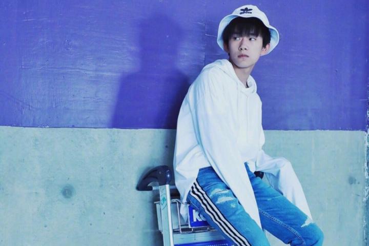 易烊千玺受邀前往格莱美现场，厉害了四字弟弟