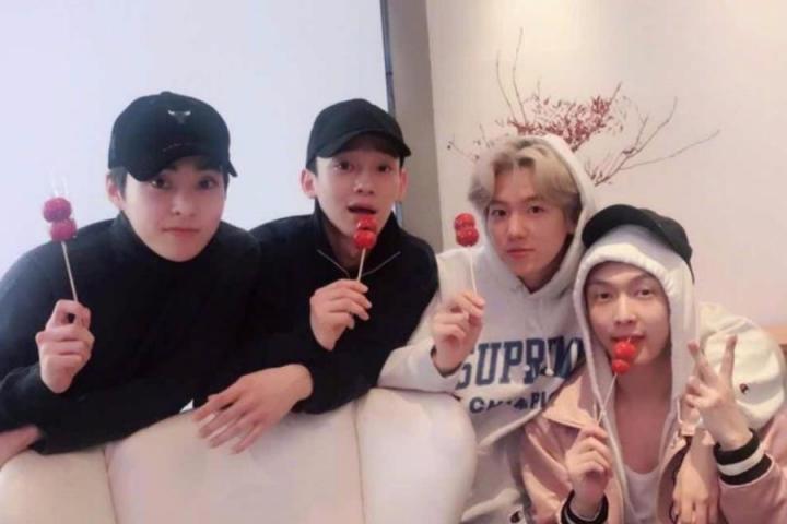 EXO-CBX久违合体，张艺兴尽地主之谊请客吃糖葫芦