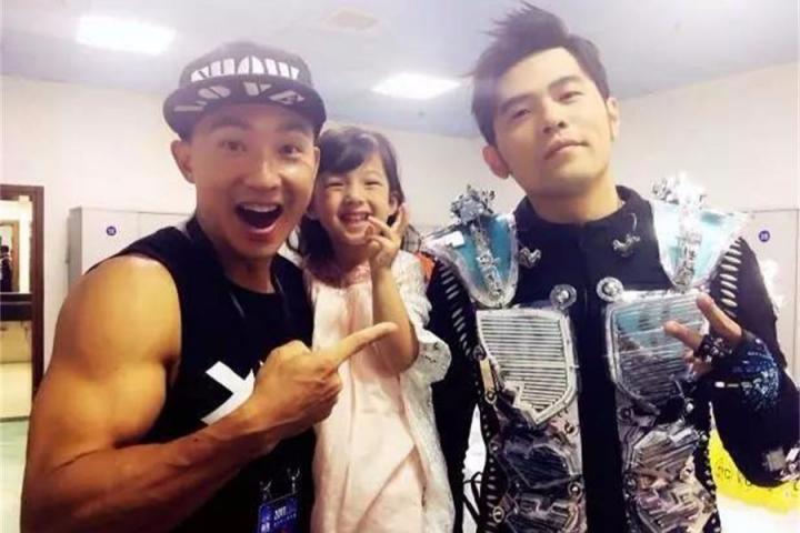 周杰伦带小泡芙画画，刘畊宏点赞干爹当得不错