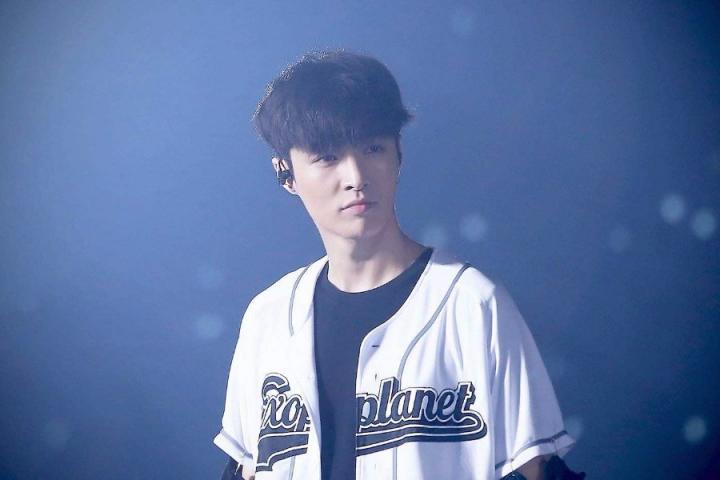 春晚官博表扬张艺兴唱跳俱佳，同时确定他将参加2018年春晚