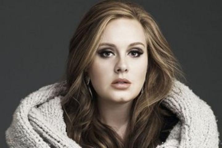 阿黛尔参加哀悼活动，神情哀伤情绪低落