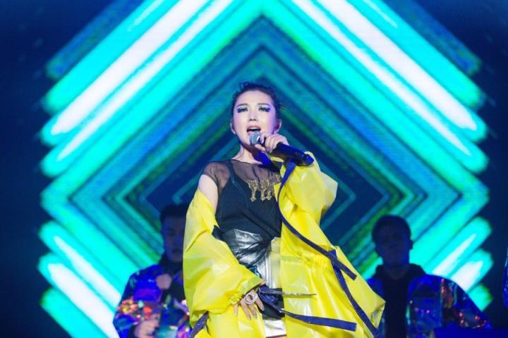 何洁上海演唱会否认出轨，称“为了钱要置人死地”