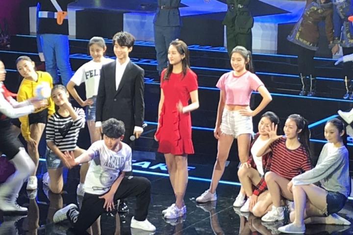 第二届全国中小学生电影周闭幕式，王俊凯关晓彤合唱《神奇的光影》