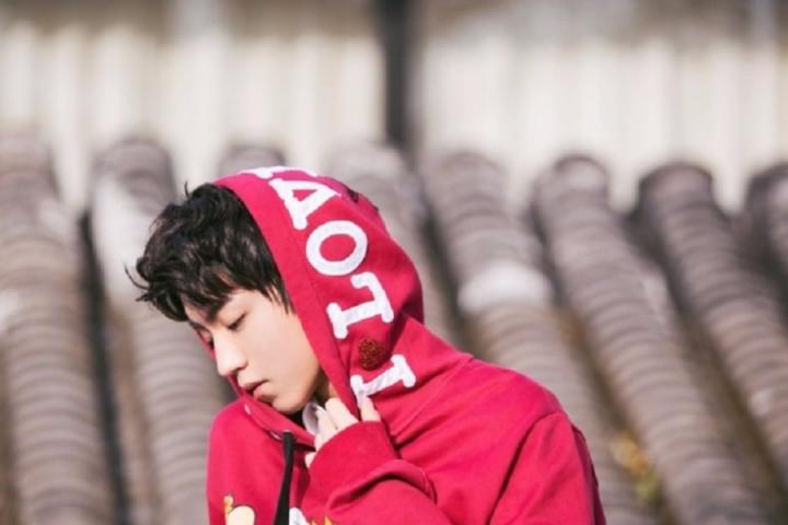 王俊凯《时装男士》开年双封曝光，诠释少年成长的双面姿态