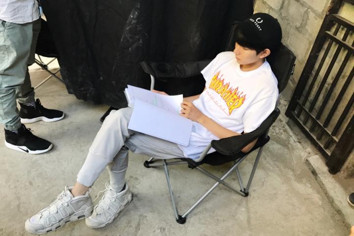 王源备考期频繁被私生饭打扰，工作室发出警告