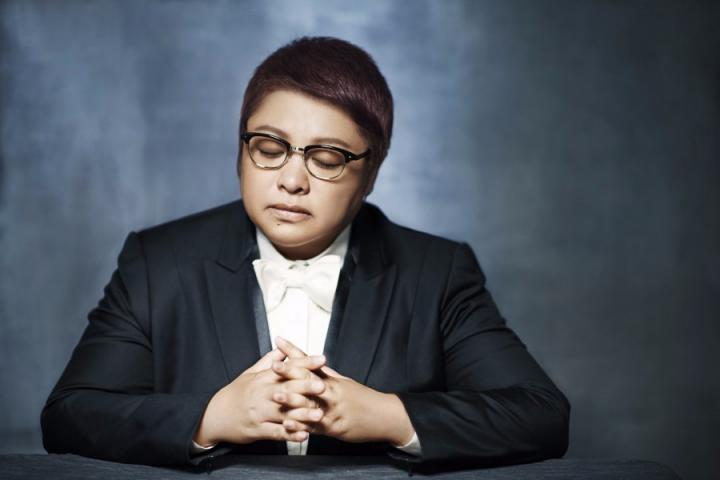 韩红献唱《芳华》片尾曲，历经十五年《绒花》再次催泪上线