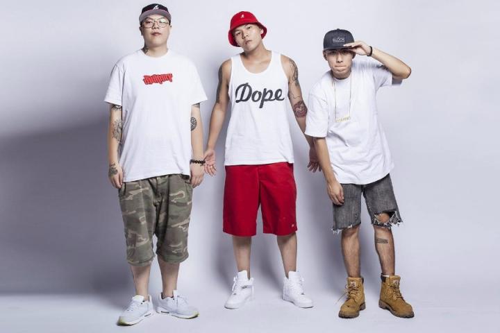 小胖终于发歌回应，歌曲中讽刺海尔兄弟四人都是脱衣舞男