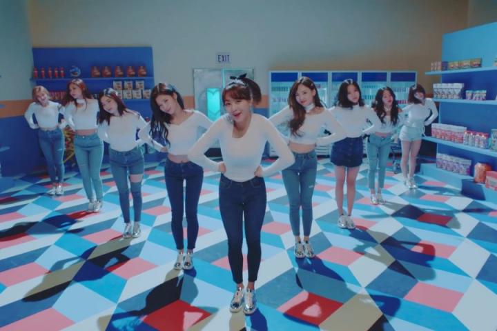 TWICE获日本Oricon年度榜三冠王，创海外女艺人历史