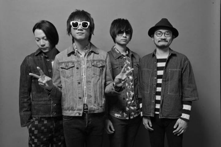 张亚东和旅行团在火锅店为食客唱歌，寒冷的冬天亦有音乐取暖