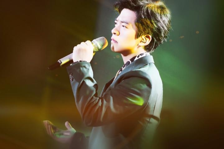 李健联手王俊凯演唱《雾中列车》，在开往远方的列车上为你解忧