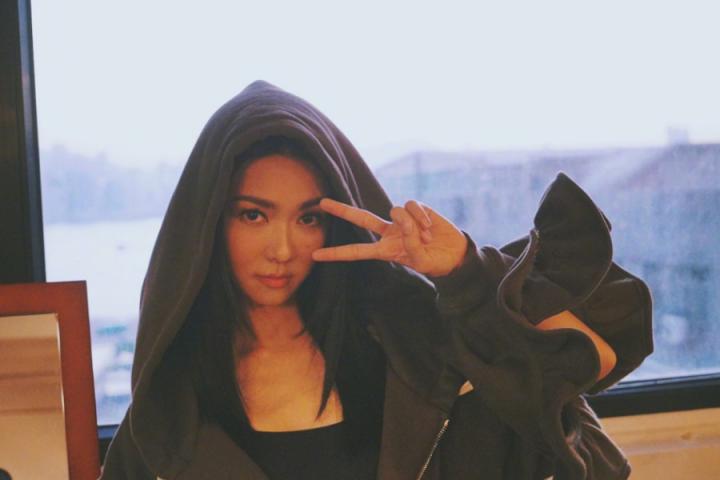 新歌MV有身体接触，薛凯琪赞周国贤好靓仔