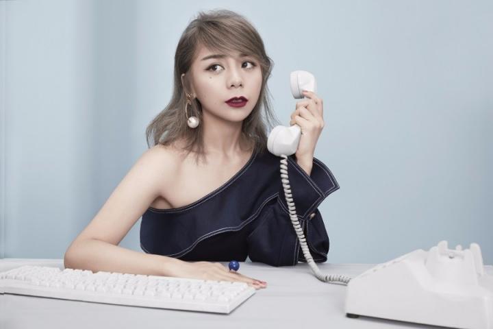 ​金玟岐新歌《娱乐》MV上线，描绘流行音乐浮世绘