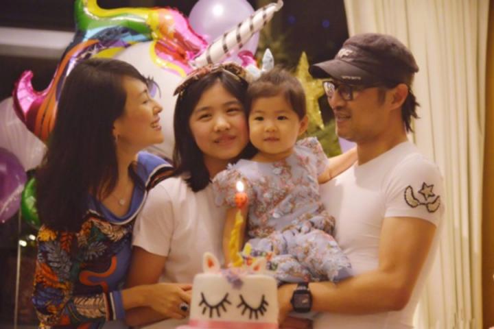 汪峰章子怡为女儿醒醒庆生，一家四口看起来超级有爱
