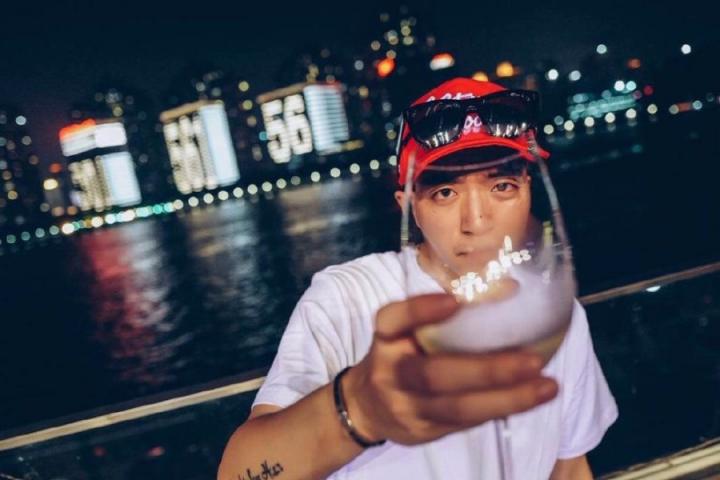 Jony J发布歌曲《奴隶》的MV，拷问自己究竟是做了钱的主人还是奴隶？