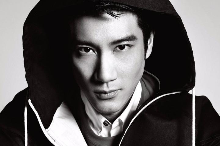 完全不顾形象！王力宏戴着假发和范玮琪一起在家中自弹自唱