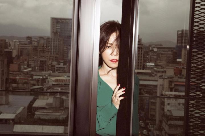 彭佳慧《我想念我自己》MV上线，爱是深刻还是平实