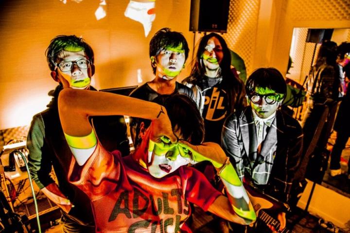 后海大鲨鱼演唱最新作品《超能力》，在公交车上展开了一场属于音乐的邂逅