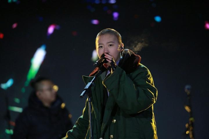 窦靖童北京卫视跨年，摘帽向粉丝致敬