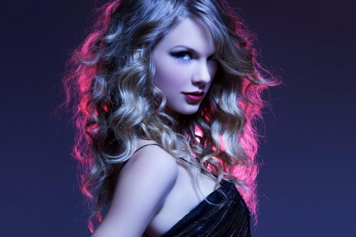 众多欧美明星为好莱坞反性骚扰行动计划捐款，泰勒首当其冲捐款10万美金