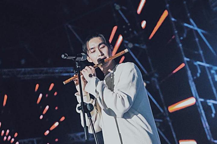 红花会毕冉连发新歌两首，给所有人看到他内心的光明与黑暗。