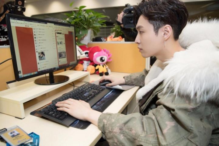 继化身“张三岁”游历北京城之后，张艺兴上任娱乐小编的上班日志上线