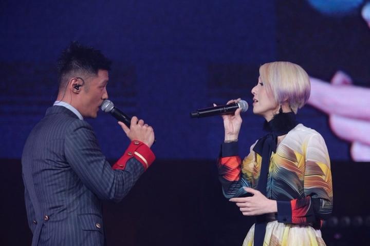 余文乐助阵杨千嬅演唱会，志明与春娇合体同台献唱