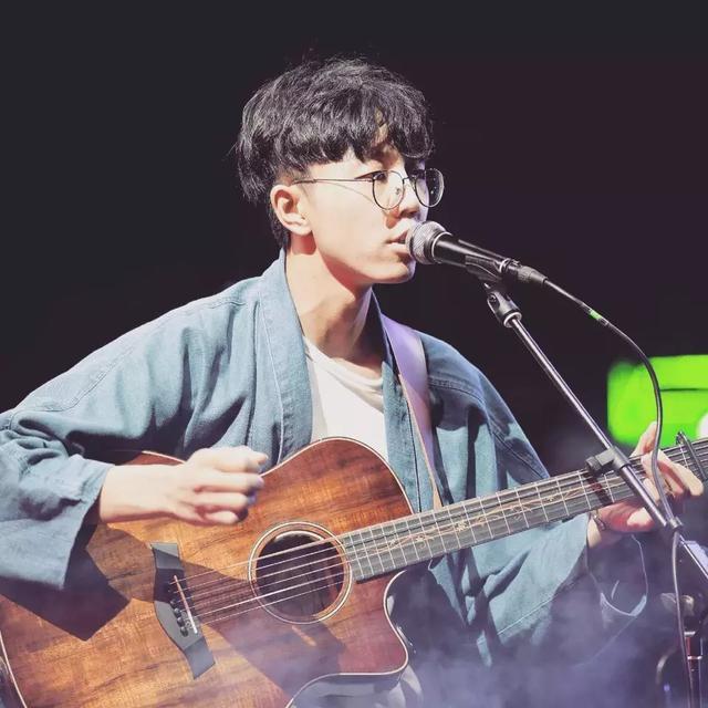 他从一名普通大学生,两年时间火遍民谣圈,还被誉为下一个朴树