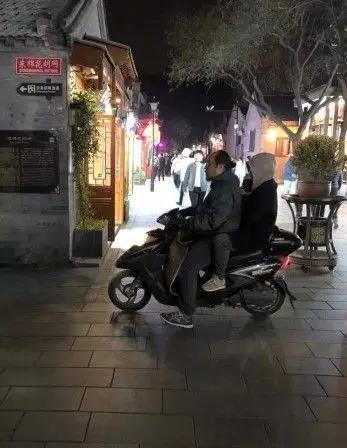 【谈资】窦唯骑电动车载窦靖童亮相街头;戴佩妮演唱会遭遇大型翻车现场