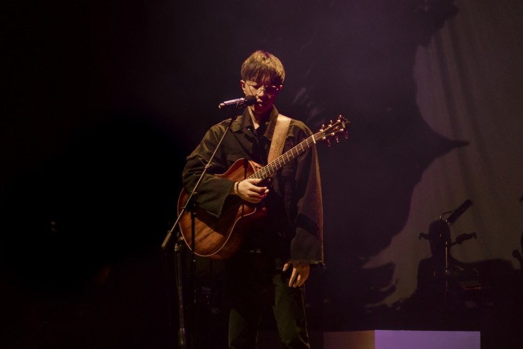 这首被陈鸿宇“跪着”翻唱过的歌，到底有多牛逼？